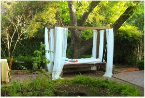 How-to-build-an-outdoor-swinging-bed_016