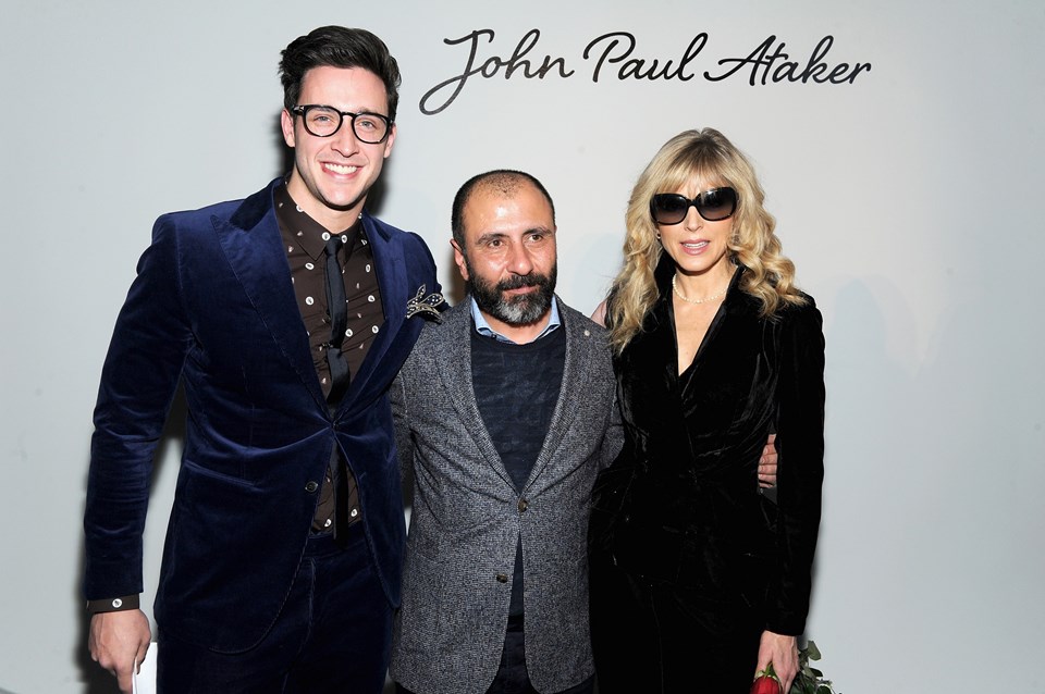 Jean Paul Ataker markasını kuran Numan Ataker (ortada), Trump'ın eski eşi Marla Maples ile birlikte.